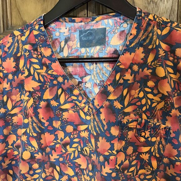 Butter Soft Autumn Leaves Top Women's M Cotton Poly 5 Pocket V-Neck Fall Scrubs - Picture 2 of 11